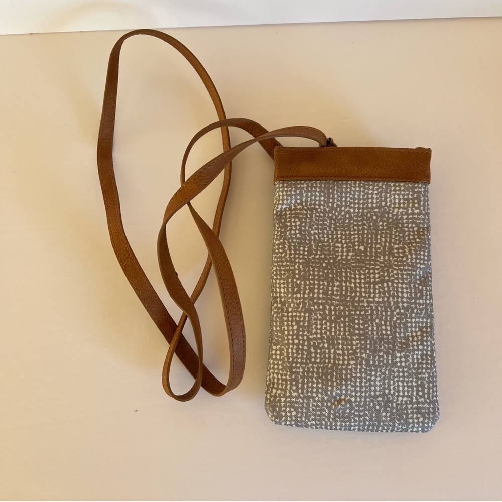 Thirty-one Dialed in phone purse in Textured Grey.  New with tags.